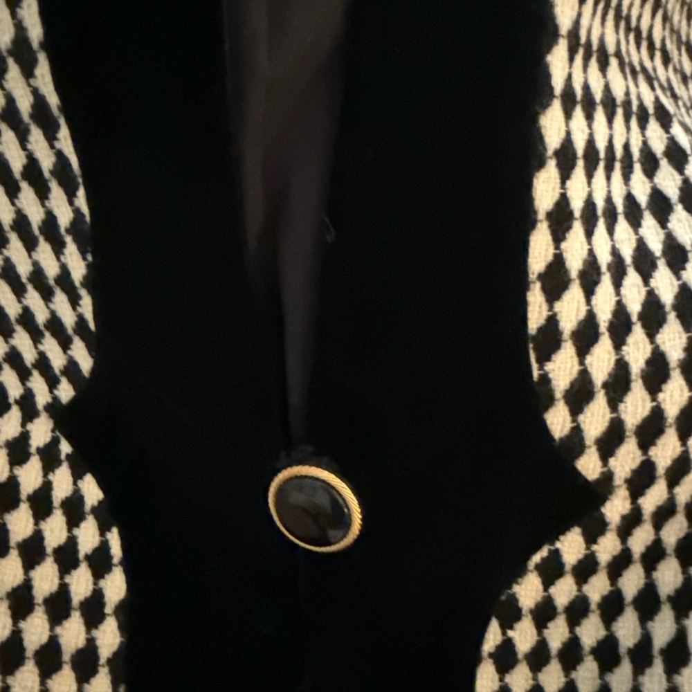 Ungaro Paris wool and velvet harlequin houndstooth jacket
Made in Italy
Size 12 - Picture 4 of 8